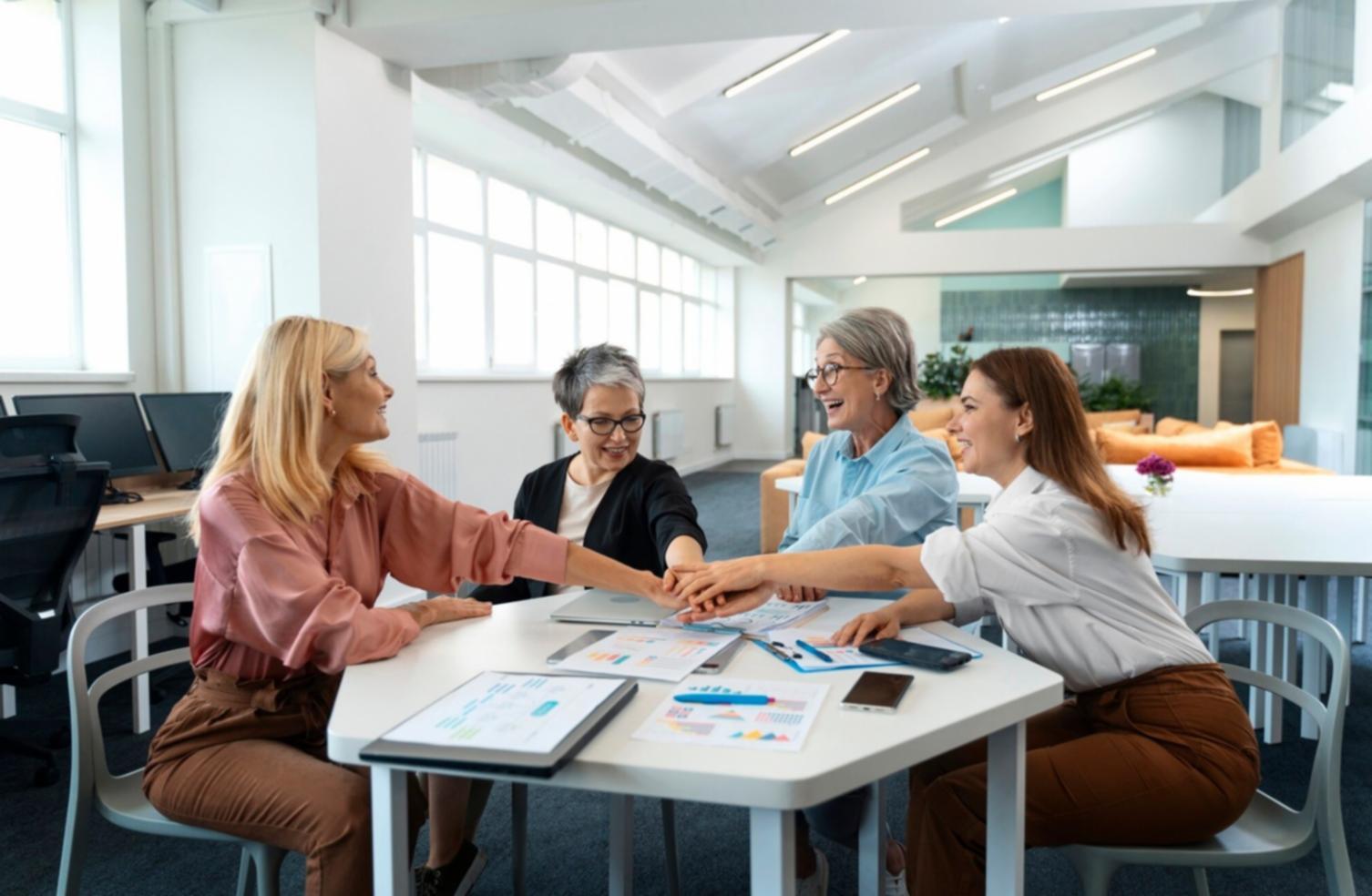 Moderne Arbeitsplätze im pelaristovn Office mit Finanzanalyse-Dashboards