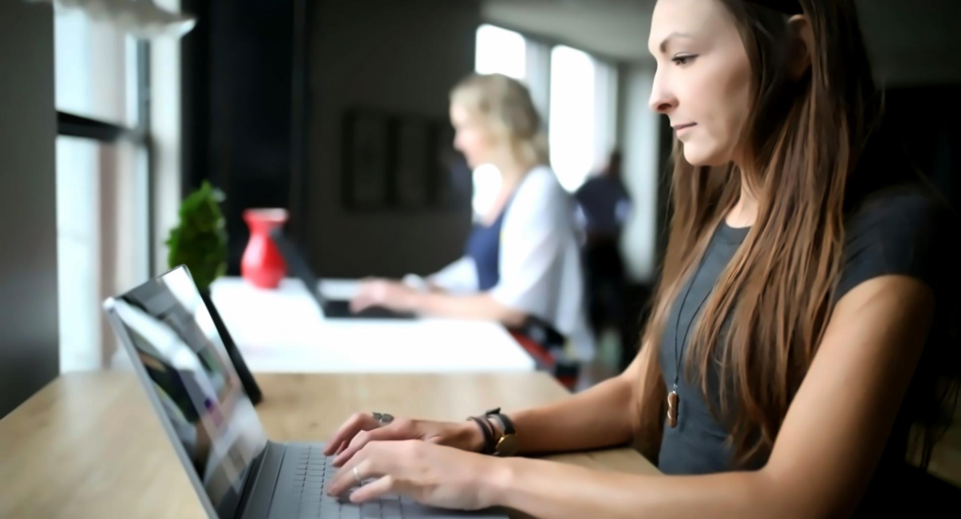 Finanzanalyst bei der Budgetabweichungsanalyse mit Tabellen und Diagrammen