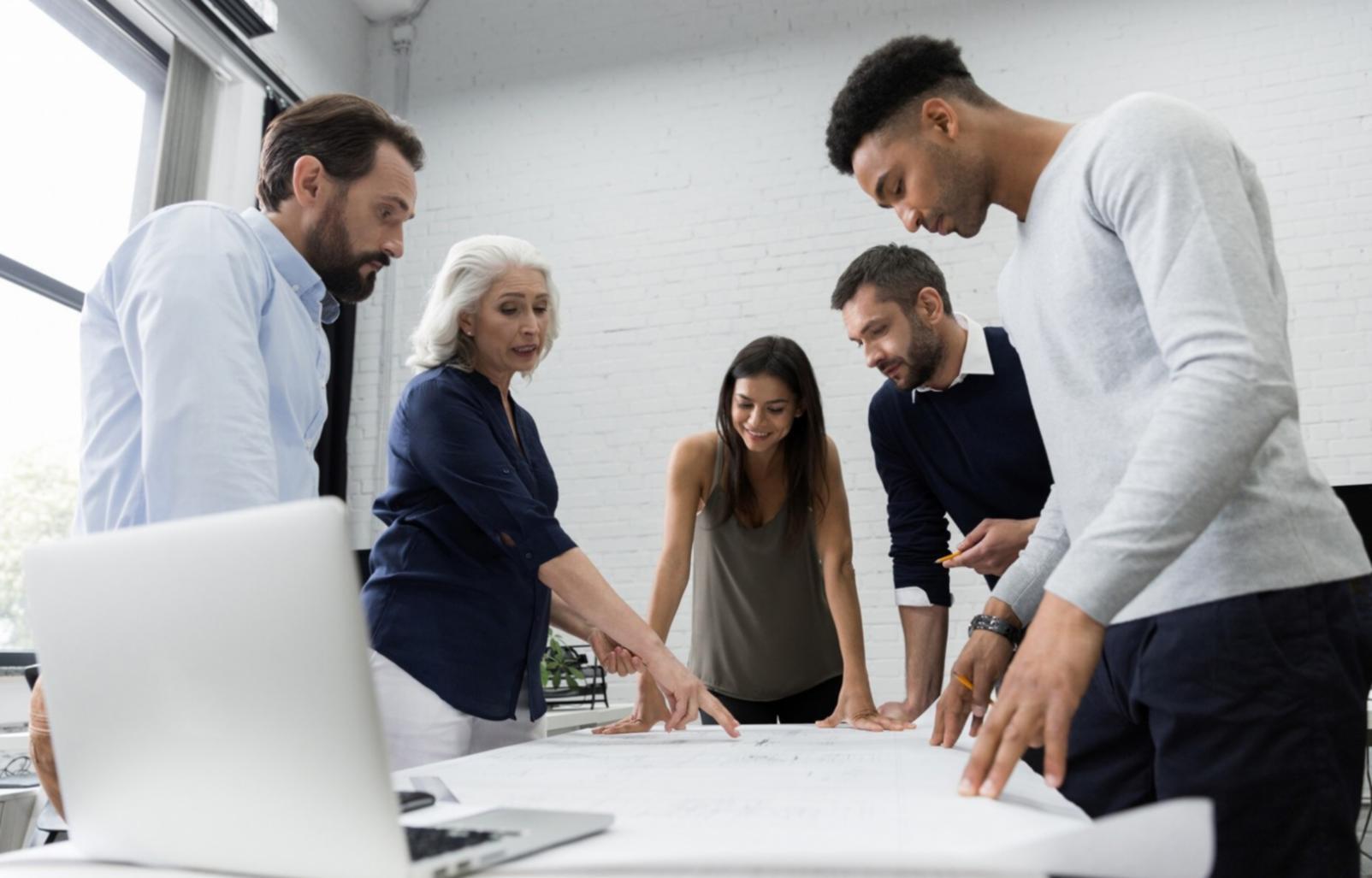 Detaillierte Finanzberichte und Budgetanalyse-Dokumente auf einem Schreibtisch
