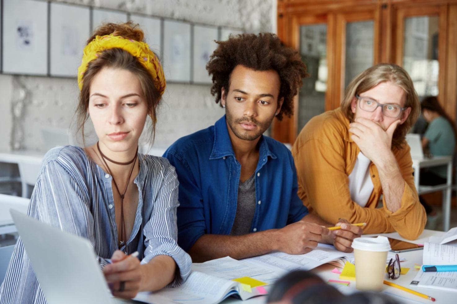 Detaillierte Finanzanalyse und Budgetplanung im modernen Büroumfeld